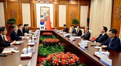 王毅会见韩国外长赵显