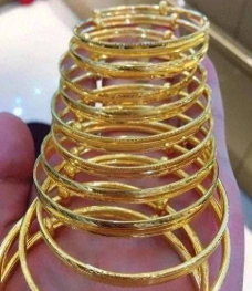 女人梦见捡到黄金镯子