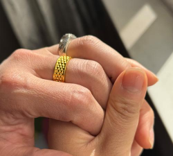 金戒指用手可以捏扁吗？