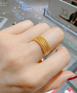 黄金戒指用手能掰动吗？