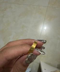 新买千足金戒指光圈表面有很多划痕正常吗？