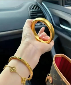 为什么黄金镯子越戴越大？