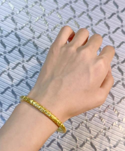 黄金手镯会越戴越松吗？