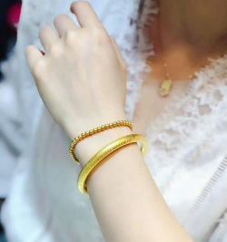 为什么戴金镯子的女人都很漂亮？