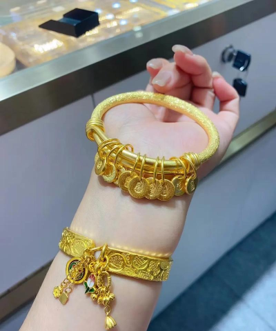 黄金手镯越大越重吗？