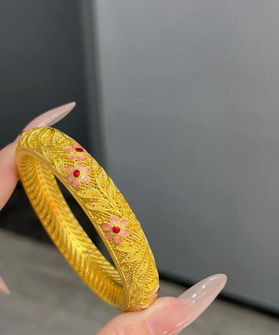 为什么新买的金手镯子上有金粉？