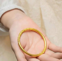 黄金镯子买什么边的好戴？