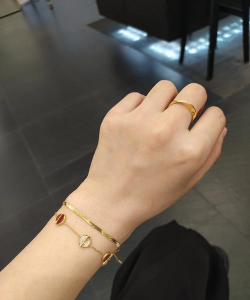 黄金手链跟什么叠戴好看？