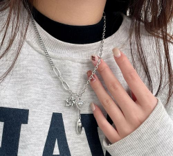 六芒星项链银色跟金色哪个好看？