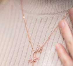 apm六芒双星项链有银色吗？