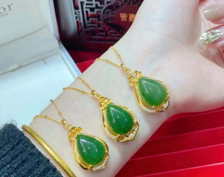 金包玉水滴吊坠寓意？