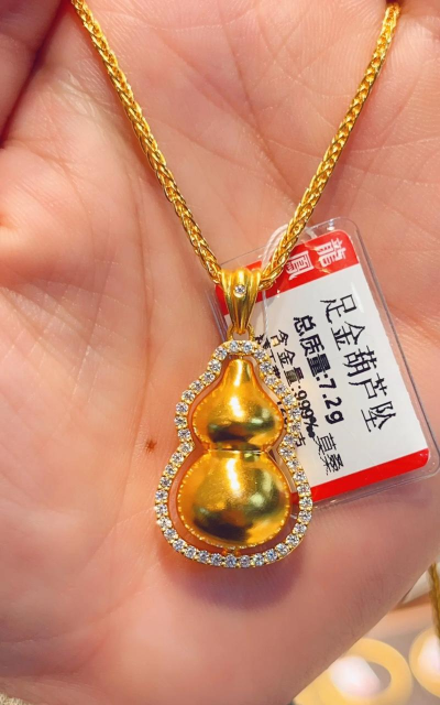 买纯金吊坠好还是买镶嵌珠宝的好？