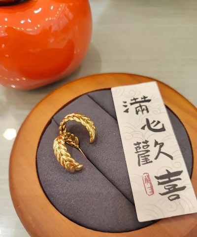 黄金耳饰唯美的句子？