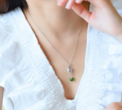 一鹿有你吊坠适合50岁戴吗？