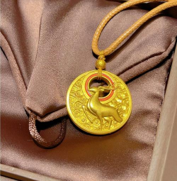 黄金吊坠一鹿有你寓意？