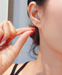 刚扎的耳洞可以戴黄金耳钉吗？