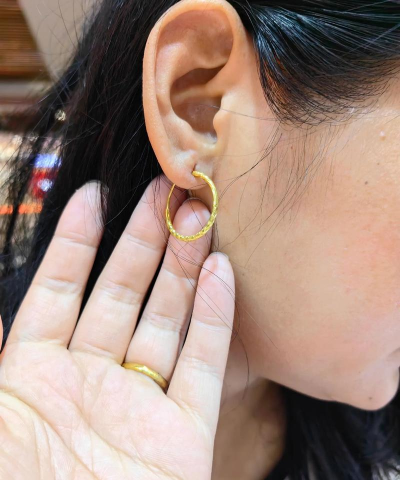 不带堵扣的黄金耳钉怎么戴不会丢？