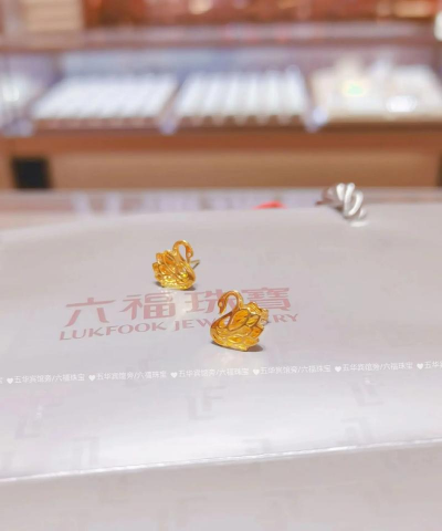 黄金天鹅耳钉怎么戴，向内还是向外？