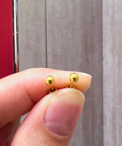 黄金耳钉晚上睡觉要取下来吗？