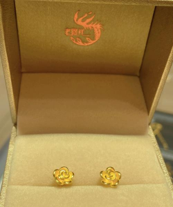 70岁老人戴什么样黄金耳钉？