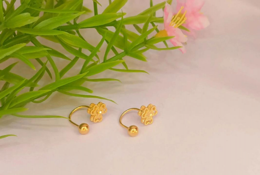 为什么黄金耳环戴着就有小洞？