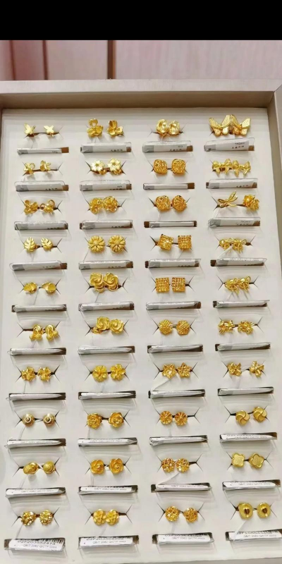 50岁买金耳环好还是耳钉好些？