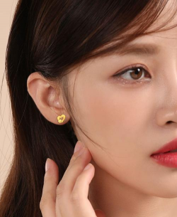 45岁女同志适合戴什么样黄金的耳饰?