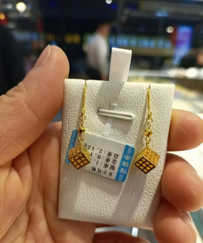 一对金耳环，一对银耳环能同时戴吗？