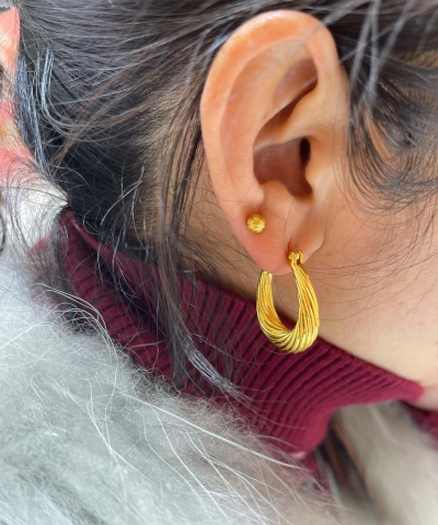 黄金耳环带一段时间就会变轻吗？