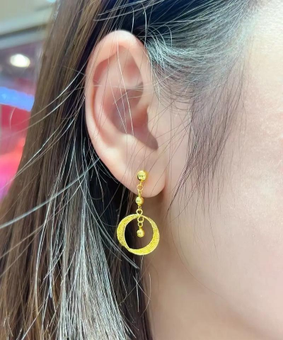 金银耳环能同时戴吗？