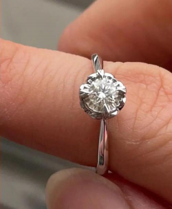 中国黄金买的30分钻戒5500贵吗？