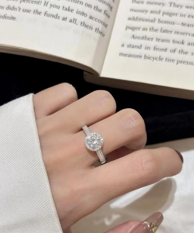 925银的钻戒，那钻是真的吗？