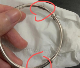 银镯子戴久了边上出现好多小洞是怎么回事？