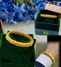 周大生25克金手镯是实心吗？