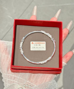 千足银的镯子为什么带了几天就有很多小洞？