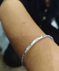 中国黄金的银手镯有商标吗？