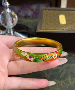 黄金上的珐琅彩是金的吗？