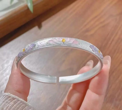 无金属银珐琅手镯是纯银吗？