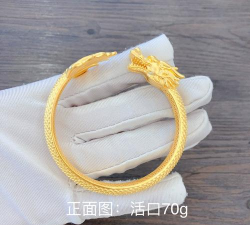 万纯金手镯上有彩色正常吗？