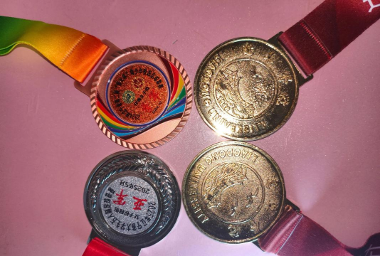 金银铜牌是用什么做的？