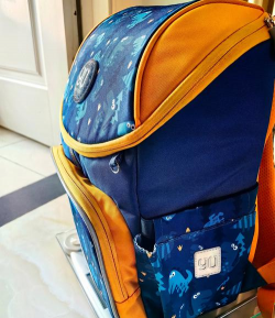 一书包黄金多重？