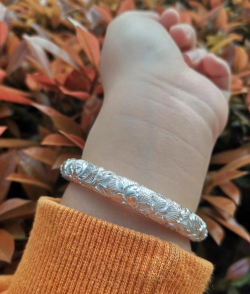 手镯上刻着纹银是什么意思？