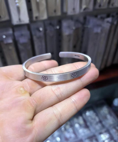 纯银手镯多少钱一克（2025年11月11日）