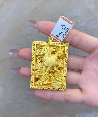 黄金上的吊牌是出厂就戴的吗？