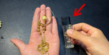 买的黄金手链用打火机一烧变白了？