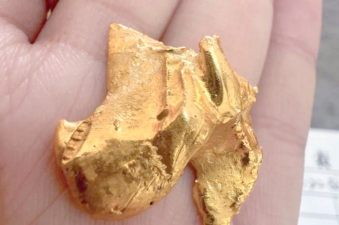 黄金是否会被磁铁吸起来?