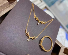 一鹿有你吊坠适合50岁戴吗？