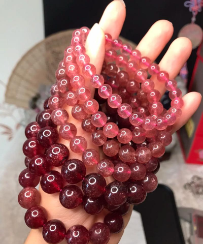 红玛瑙和草莓晶哪个贵？