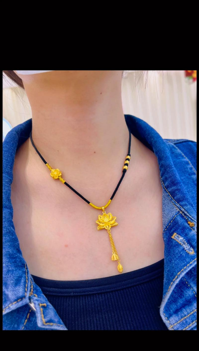 两种黄金吊坠怎么搭配？