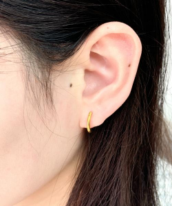 年轻人戴黄金的耳钉会显得俗气和老气吗？